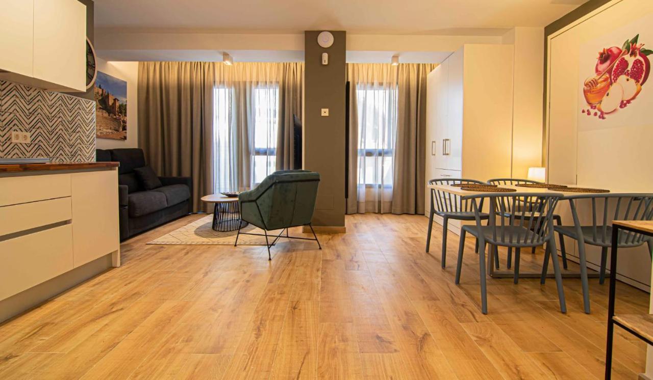 Apartamentos Leonor Малага Екстериор снимка